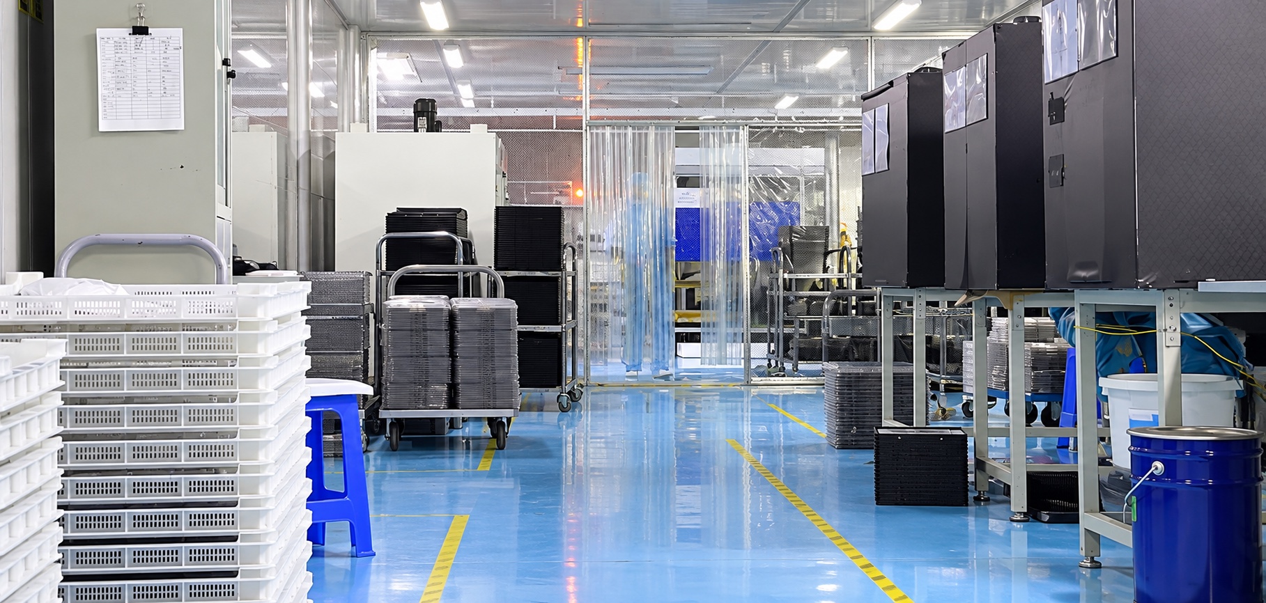 Equipment and production stations in the vanesen optical bonding workshop
